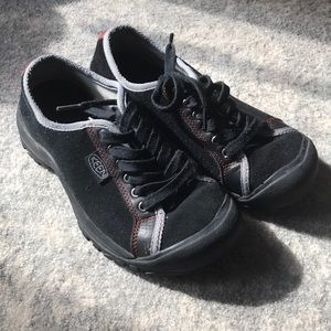 KEEN Black Women’s Pertola (5 Star) Sneakers.